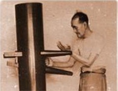 Maître NGuyen Te Cong sur le mannequin